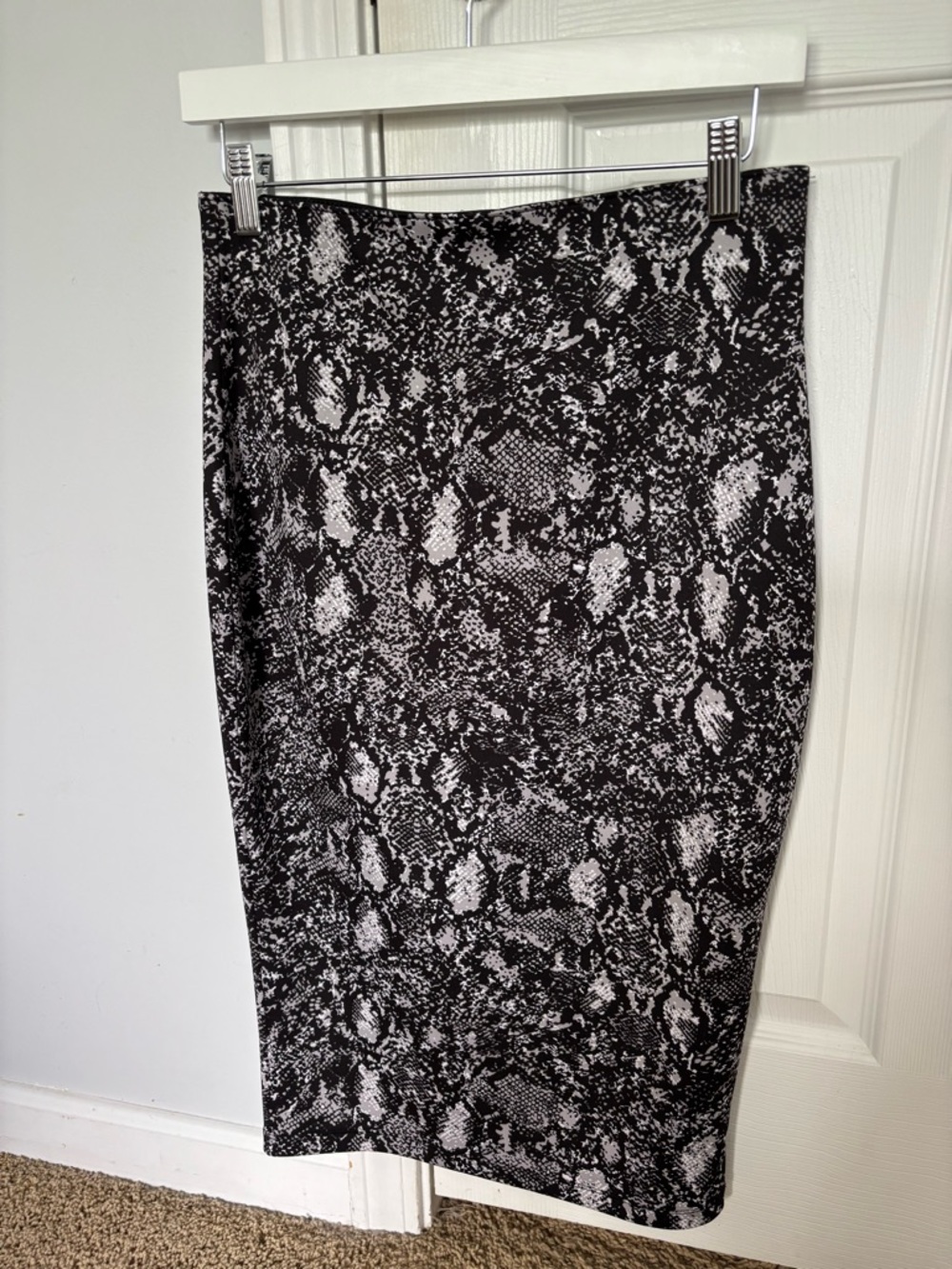 Apt. 9 Black and White Snake-Print Pencil Skirt
